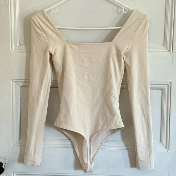 Aritzia Babaton Contour Longsleeve Bodysuit in Light Denude, Size XS - Picture 3 of 6